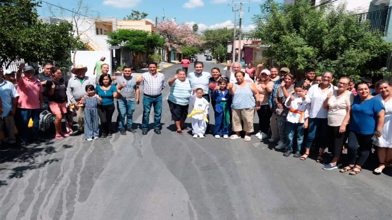 Entrega Paco Treviño obra de repavimentación en la Salvador Chávez