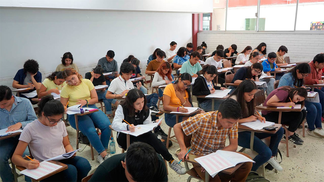 Cerca De Mil Alumnos Esperan Ingresar A Las Facultades De La Uanl